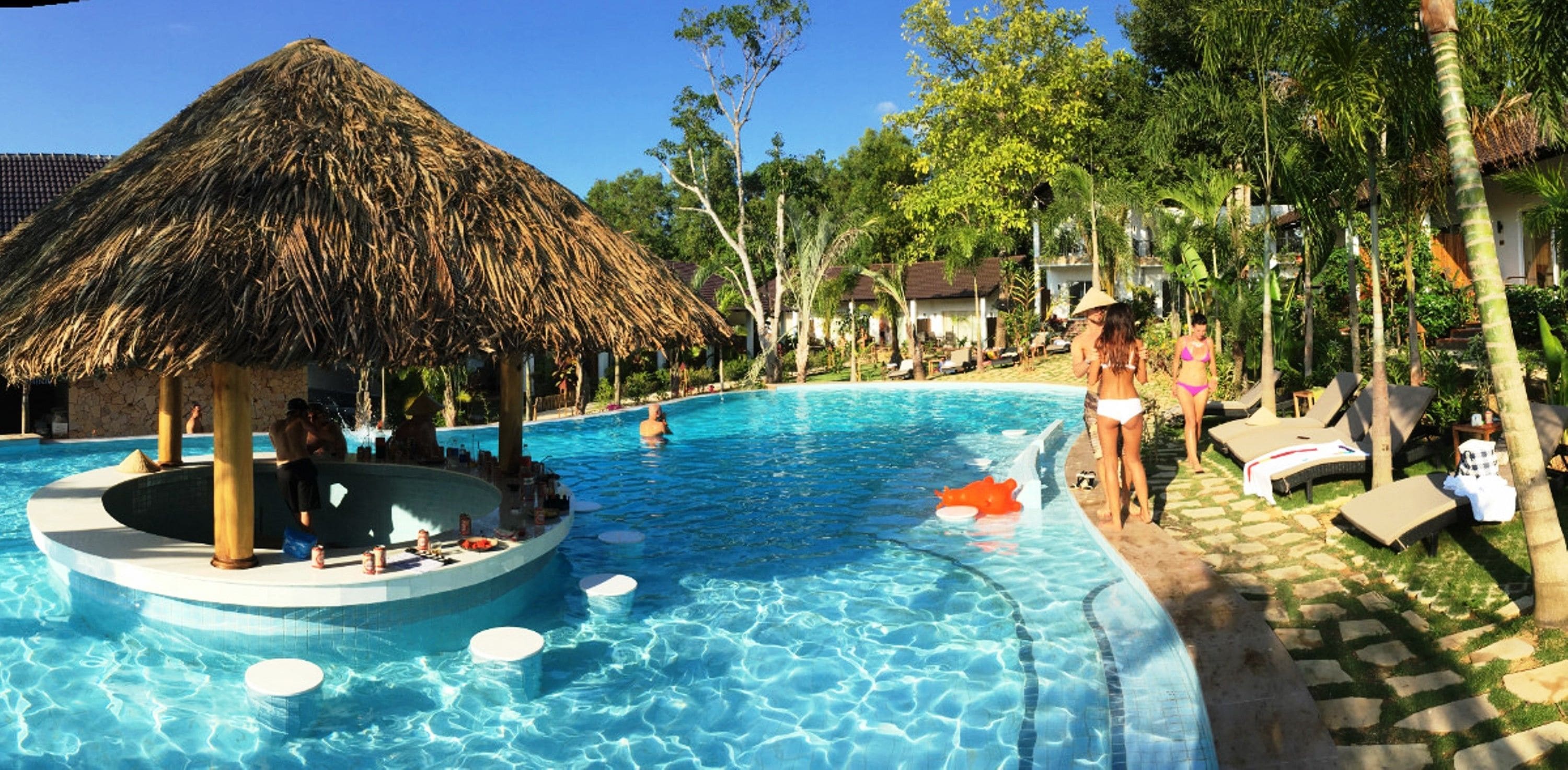 Piscina all'aperto, lettini