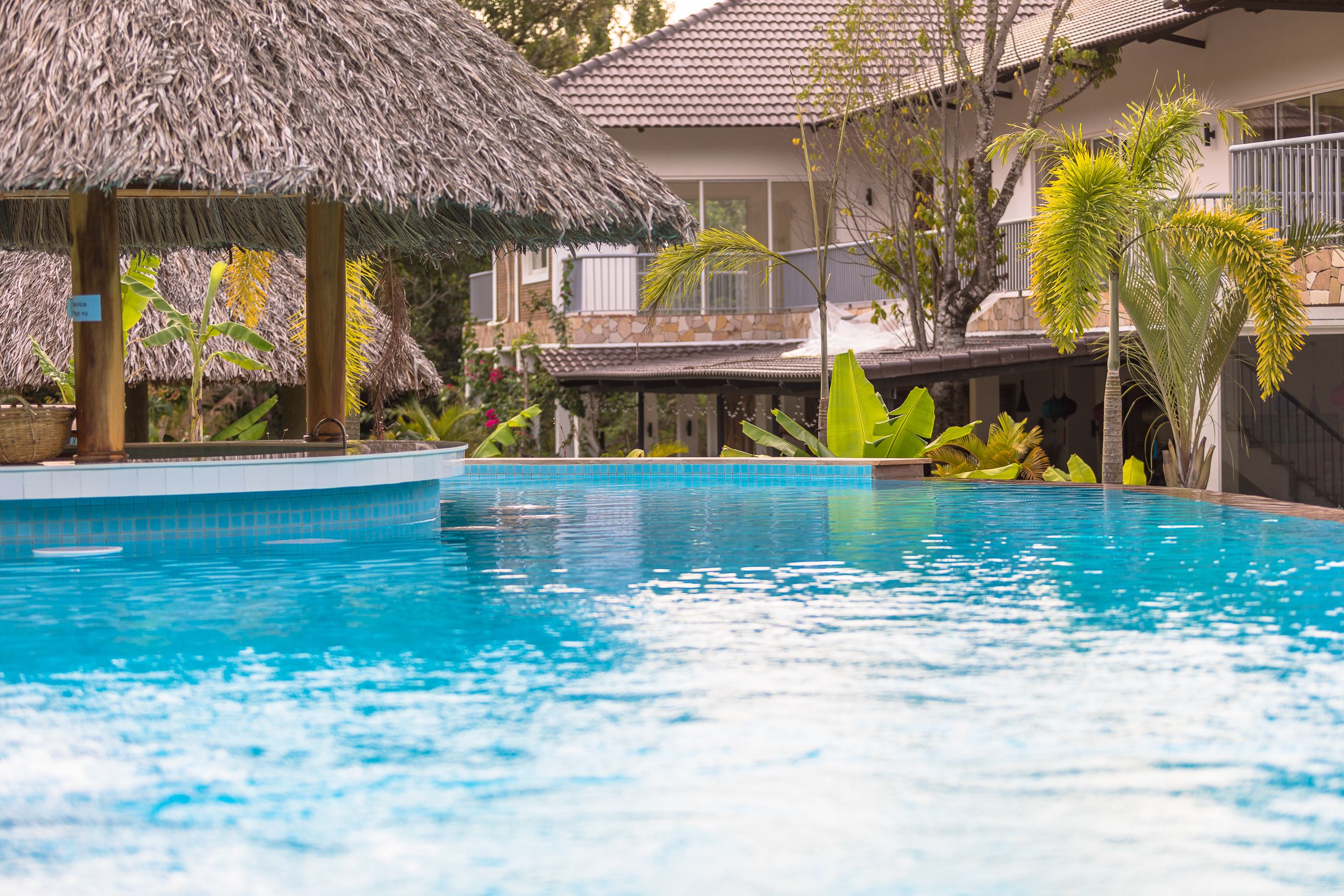 حمّام سباحة خارجي، مقاعد للتشمس