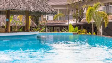 Piscine extérieure, chaises longues
