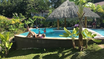 Hồ bơi ngoài trời, ghế dài tắm nắng