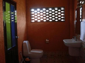 Shower, free toiletries, towels