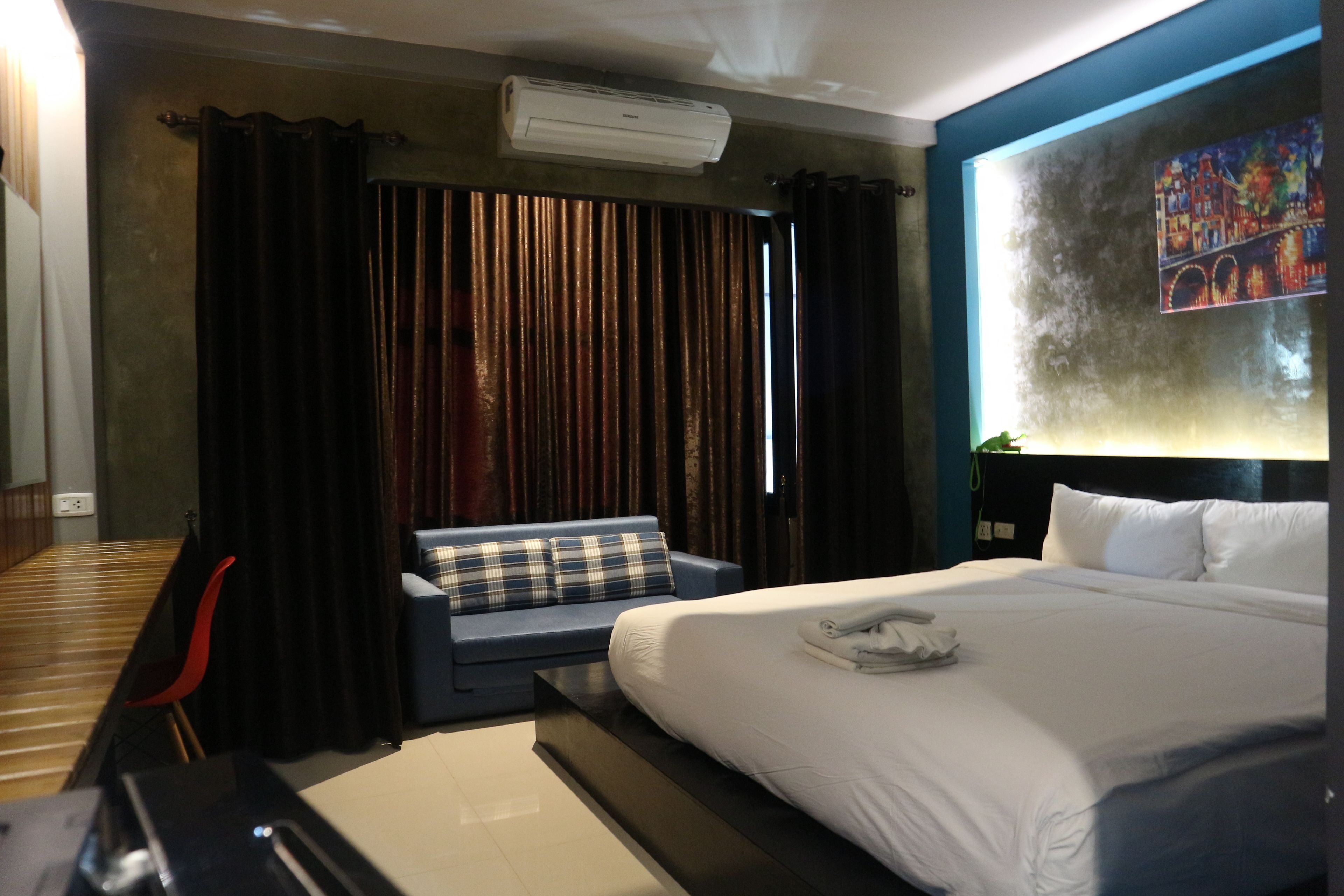 superior room  | desk, blackout curtains, free wifi, bed sheets