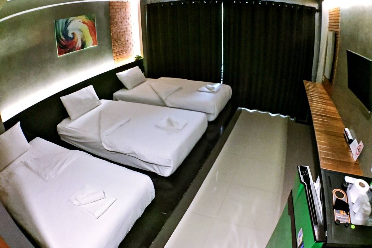 Family Room  | โต๊ะทำงาน, ผ้าม่านกันแสง, Wi-Fi ฟรี, ผ้าปูที่นอน