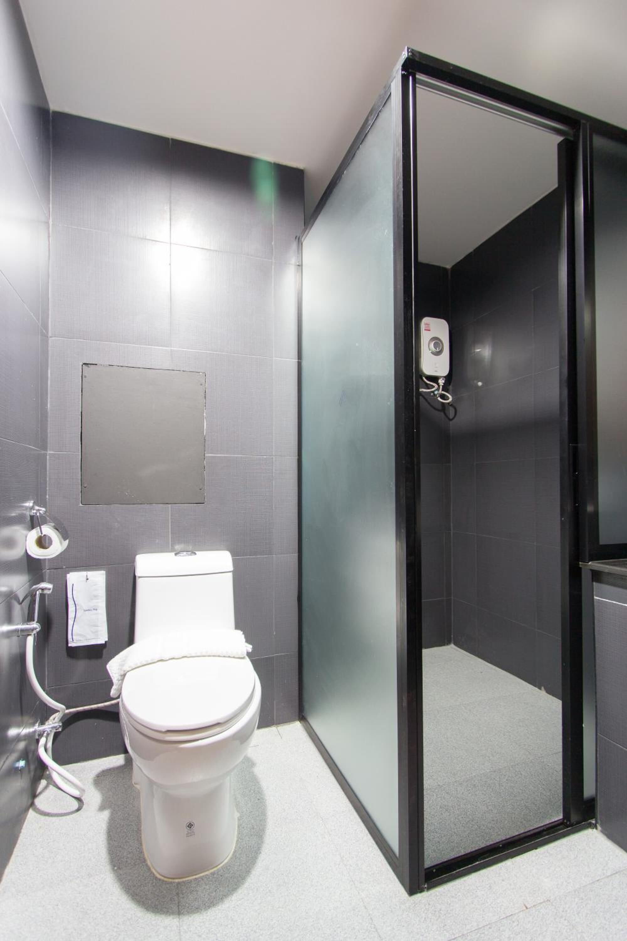 shower, free toiletries, hair dryer, towels