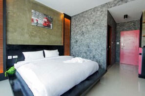 Desk, blackout curtains, free WiFi, bed sheets - Coconut Budget and Boutique Huahin (Hua Hin)