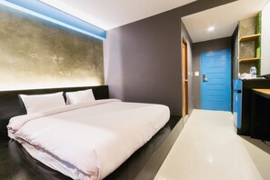 Desk, blackout curtains, free WiFi, bed sheets - Coconut Budget and Boutique Huahin (Hua Hin)
