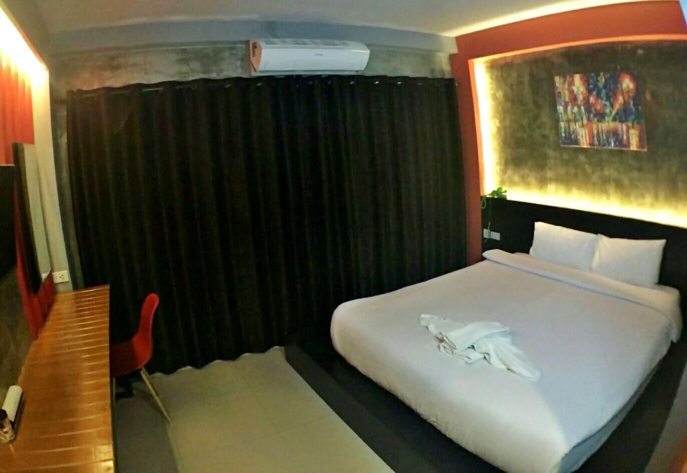 desk, blackout curtains, free wifi, bed sheets