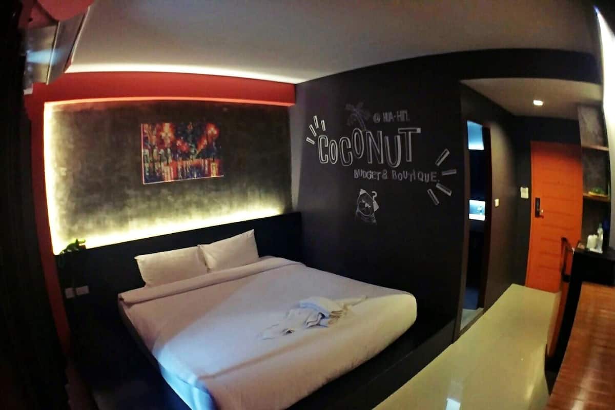 Escritorio, cortinas blackout, wifi gratis y ropa de cama