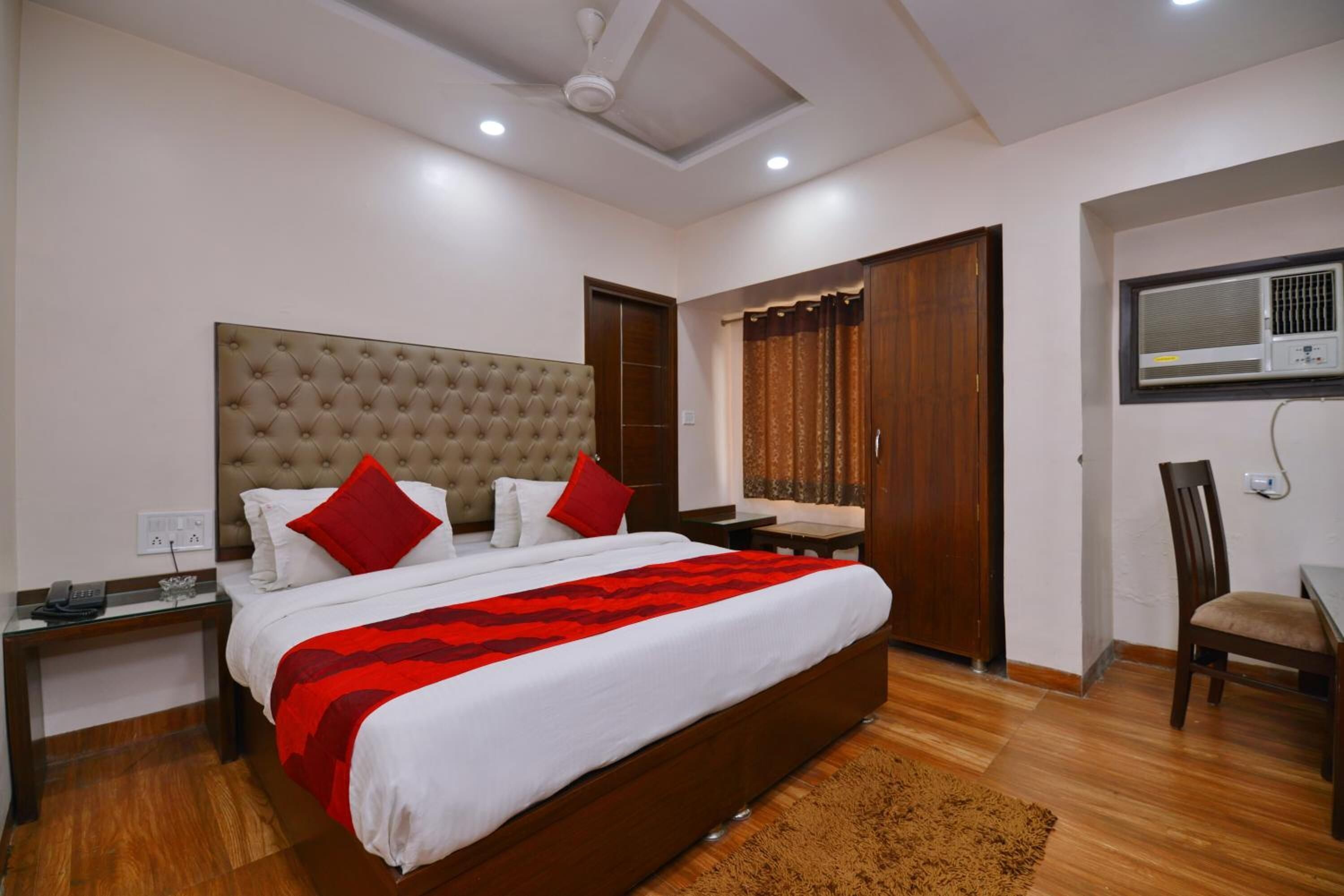 Desk, soundproofing, free WiFi, bed sheets