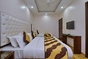Room | Desk, soundproofing, free WiFi, bed sheets - Hotel Kabeer (New Delhi)