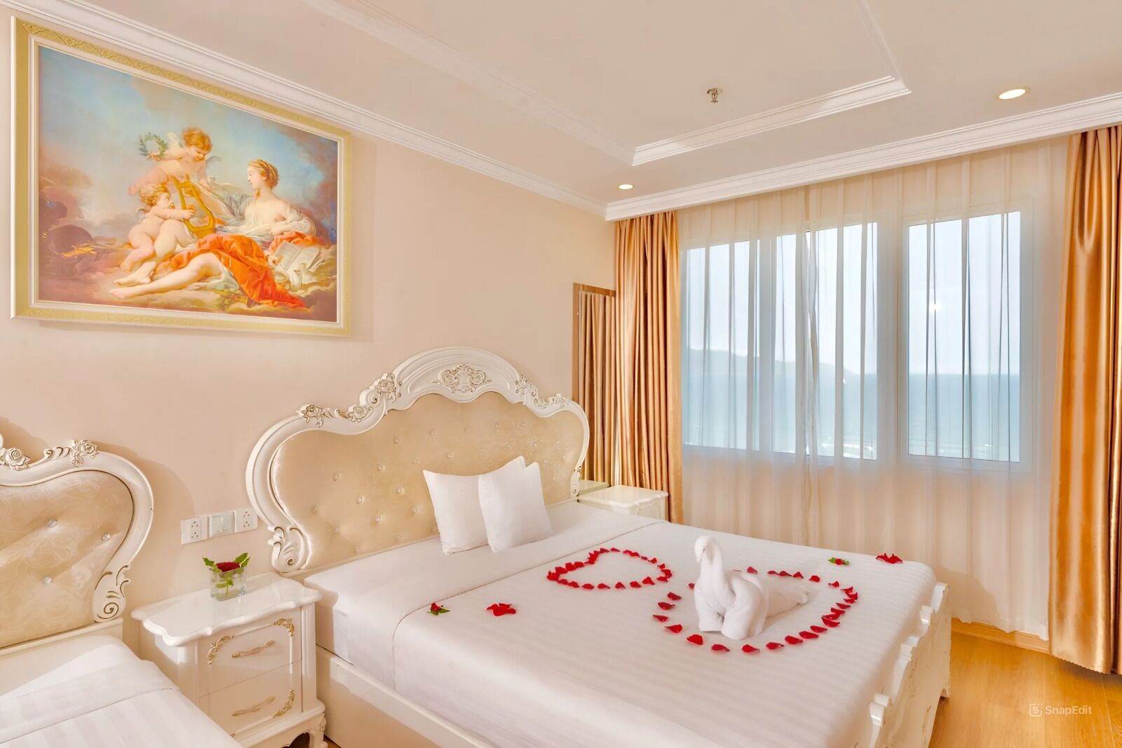 deluxe twin room, non smoking | 1 bedroom, down duvets, pillow-top beds, minibar