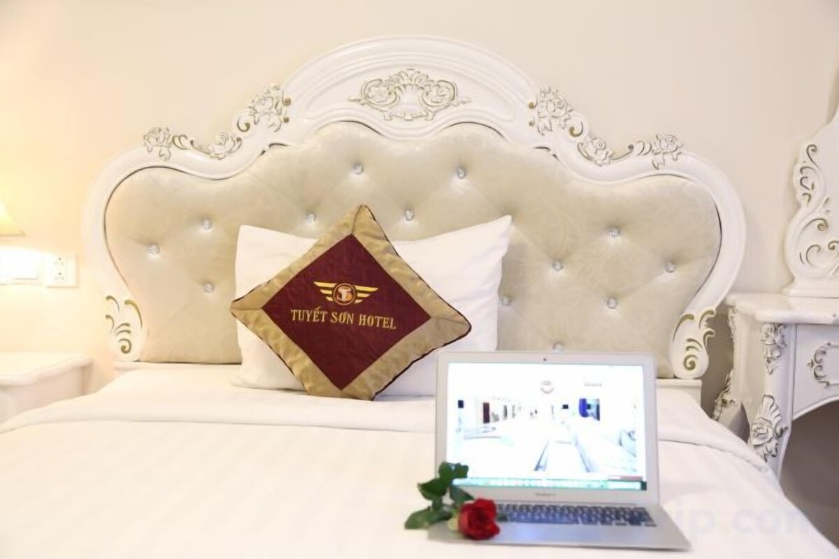 Chăn bông, nệm có lớp đệm bông, minibar, két bảo mật tại phòng 