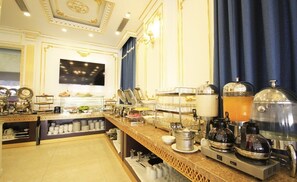 Ze serveren er ontbijt, lunch en diner 