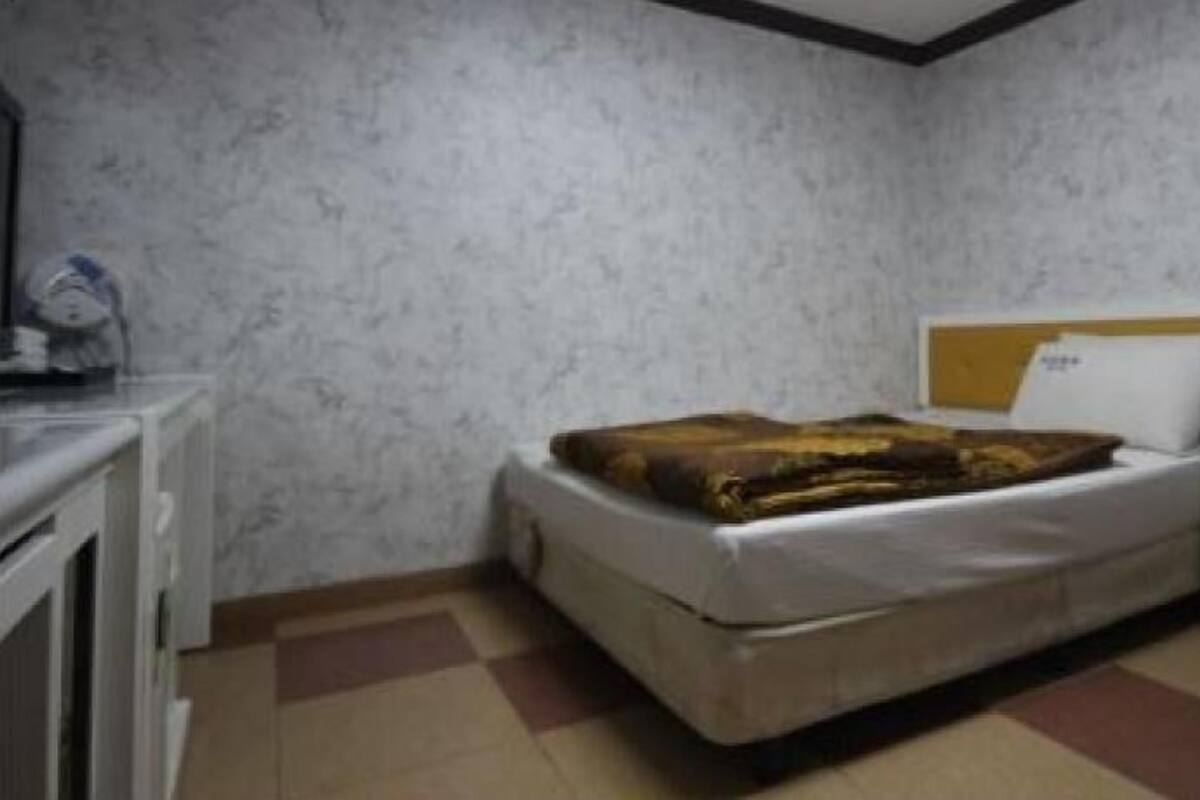 Blackout curtains, free WiFi, bed sheets