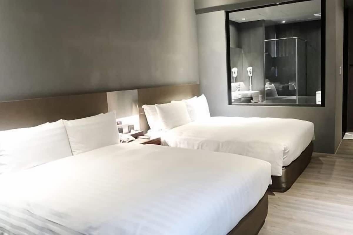Seprai premium, selimut bulu angsa, bantalan ekstra lembut, dan minibar