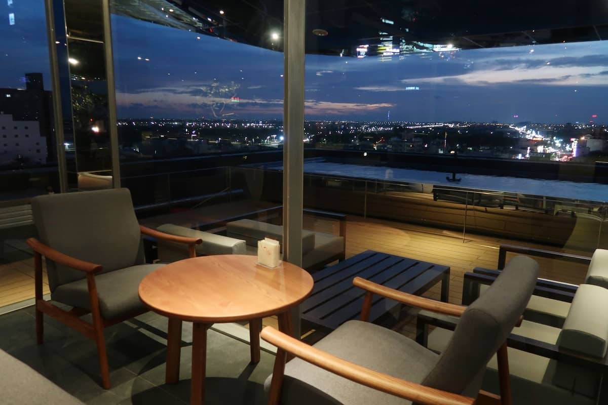 Seprai premium, selimut bulu angsa, bantalan ekstra lembut, dan minibar