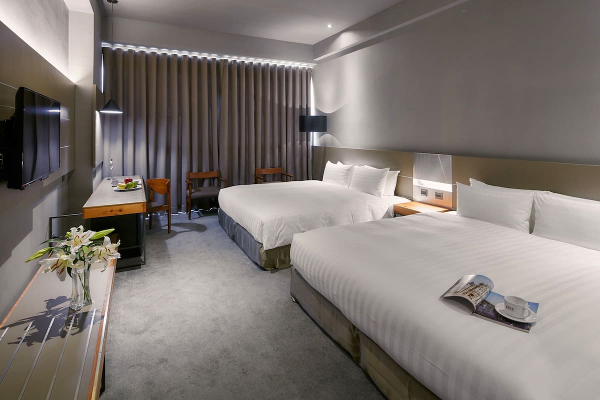 Kamar Quadruple Superior | Seprai premium, selimut bulu angsa, bantalan ekstra lembut, dan minibar