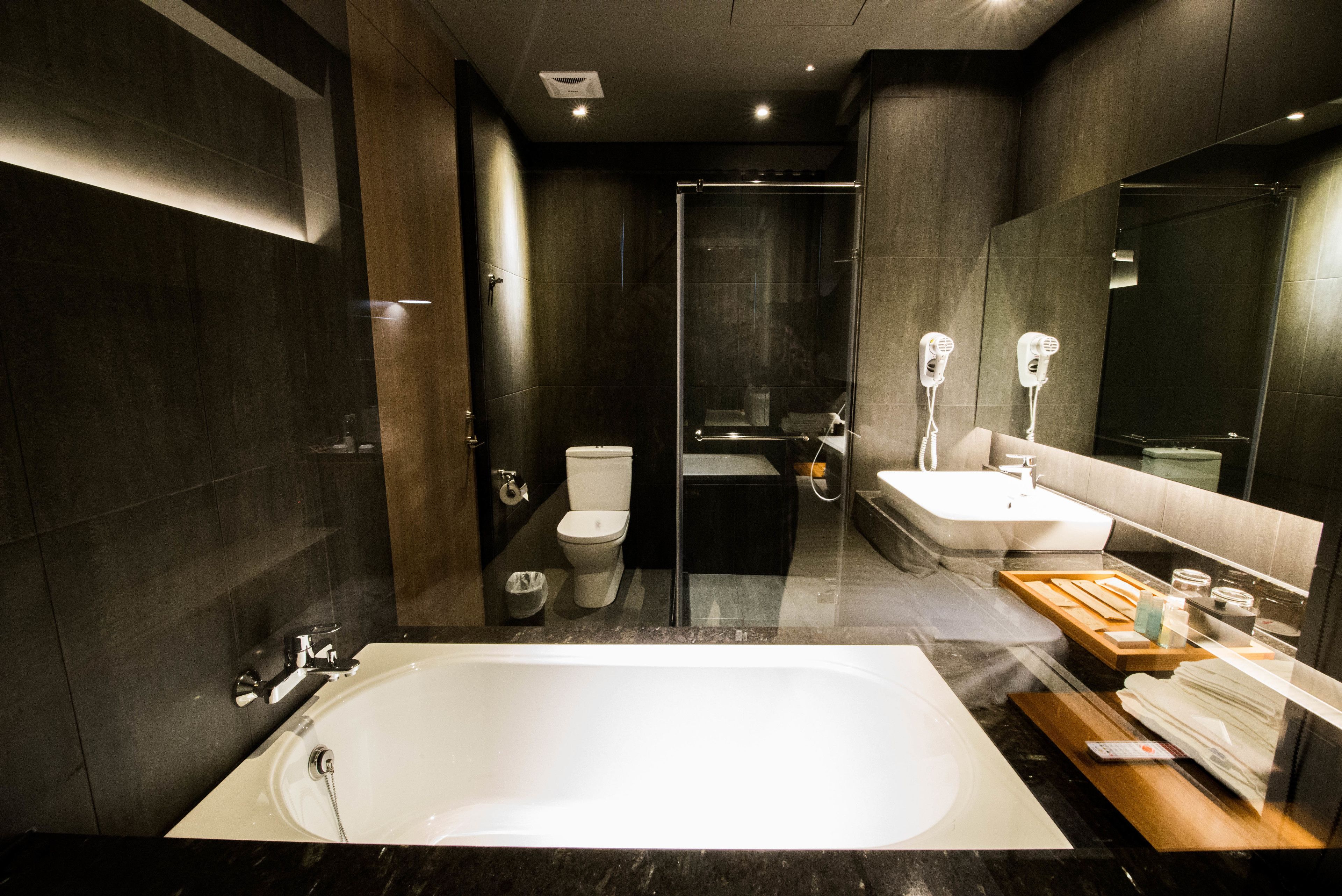 separate bathtub and shower, deep-soaking bathtub, rainfall showerhead