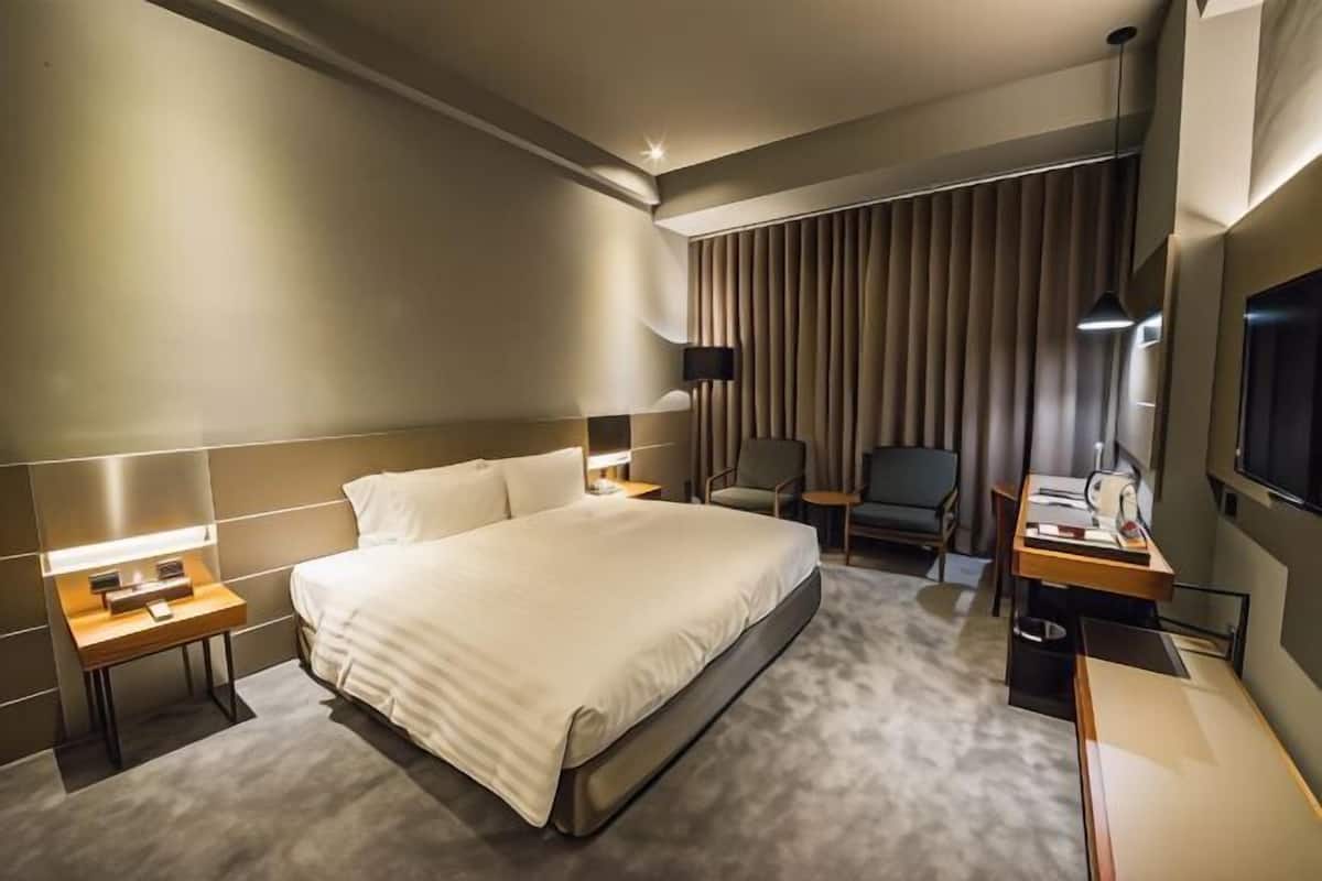 Seprai premium, selimut bulu angsa, bantalan ekstra lembut, dan minibar