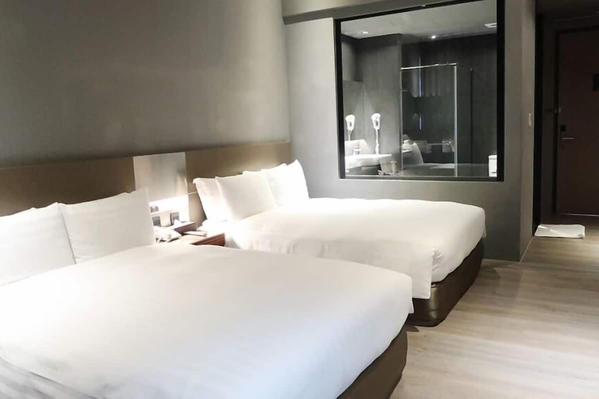 Seprai premium, selimut bulu angsa, bantalan ekstra lembut, dan minibar