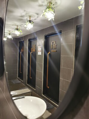 共用宿舍 (1 Capsule in 18 Capsules Room) | 浴室 | 淋浴設備、免費盥洗用品、吹風機、毛巾