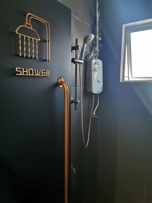 Capsule in 18-Dormitory Room | Bathroom shower - Aloha Capsule Hostel (Semporna)