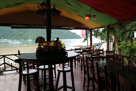 Se sirven desayunos, almuerzos y cenas; cocina local e internacional