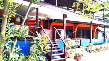 Breakfast, lunch, dinner served; local and international cuisine
