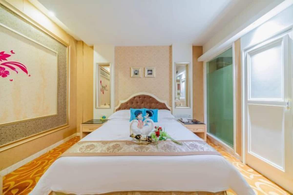 In-room safe, desk, blackout drapes, free WiFi