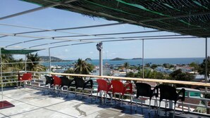 A terrace with a view of the sea and a town. - Y Thu Guesthouse (Phu Quoc)