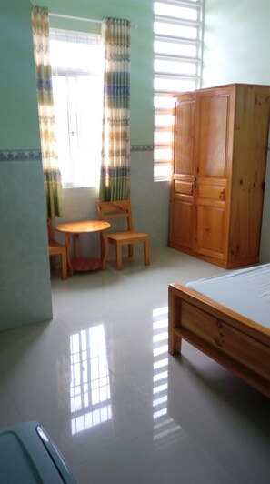 迷你吧、免费 WiFi、床单