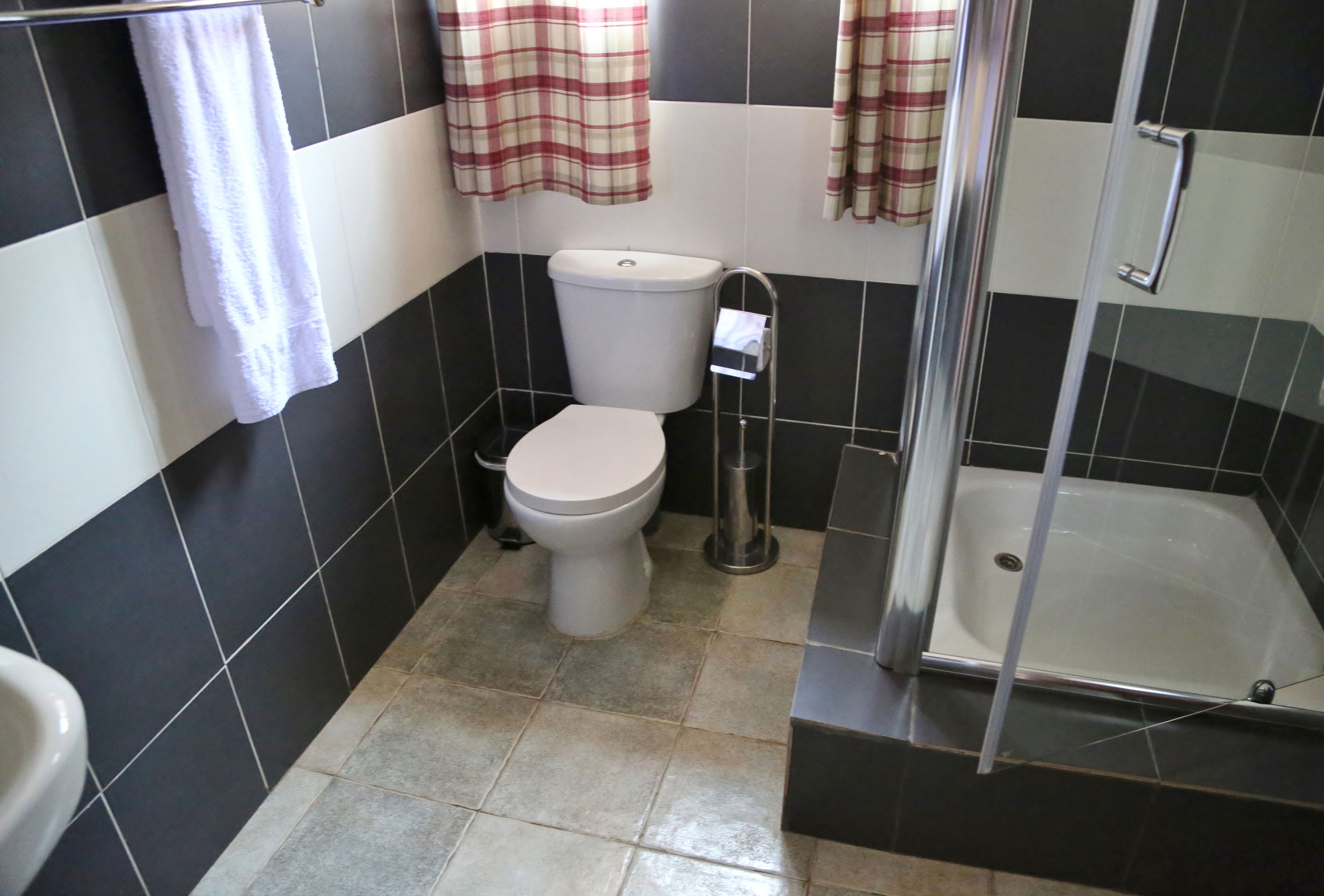 A bathroom with a toilet, a bidet, and a bathtub.