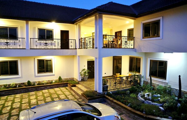 Courtyard - Eden Vale Hotel & Executive Training Cen (Accra)