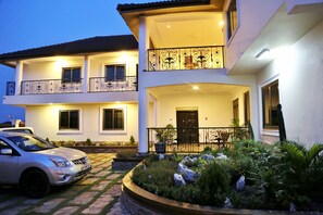 Front of property – evening/night - Eden Vale Hotel & Executive Training Cen (Accra)