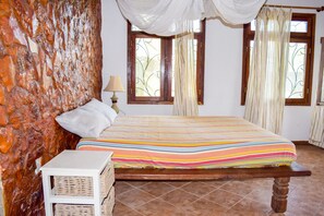 Bureau, fer et planche à repasser, draps fournis