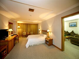 Minibar, caja de seguridad en la habitación y escritorio 