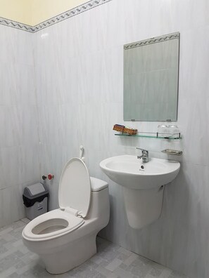 Shower, free toiletries, towels - Hoang Phung Guesthouse (Phu Quoc)