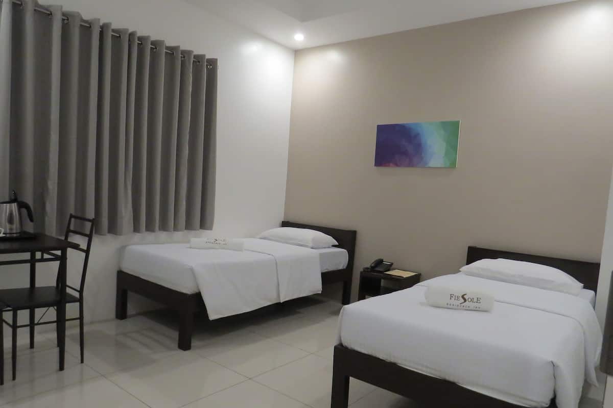 Habitación con 2 camas individuales | Escritorio, tabla de planchar con plancha y wifi gratis