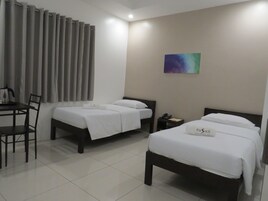 双床房 | 办公桌、熨斗/熨板、免费 WiFi