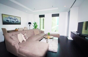 Apartamento, 1 quarto | Sala de estar | TV