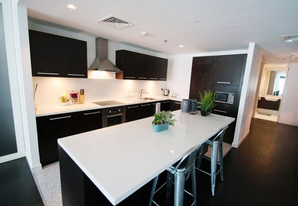 Apartamento, 1 quarto | Cozinha privada | Geladeira, micro-ondas, fogão, cooktop