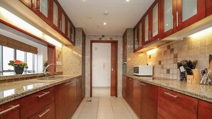 Apartment, 3 Bedrooms | Private kitchen - Kennedy Towers - Southridge 1 (Dubai)