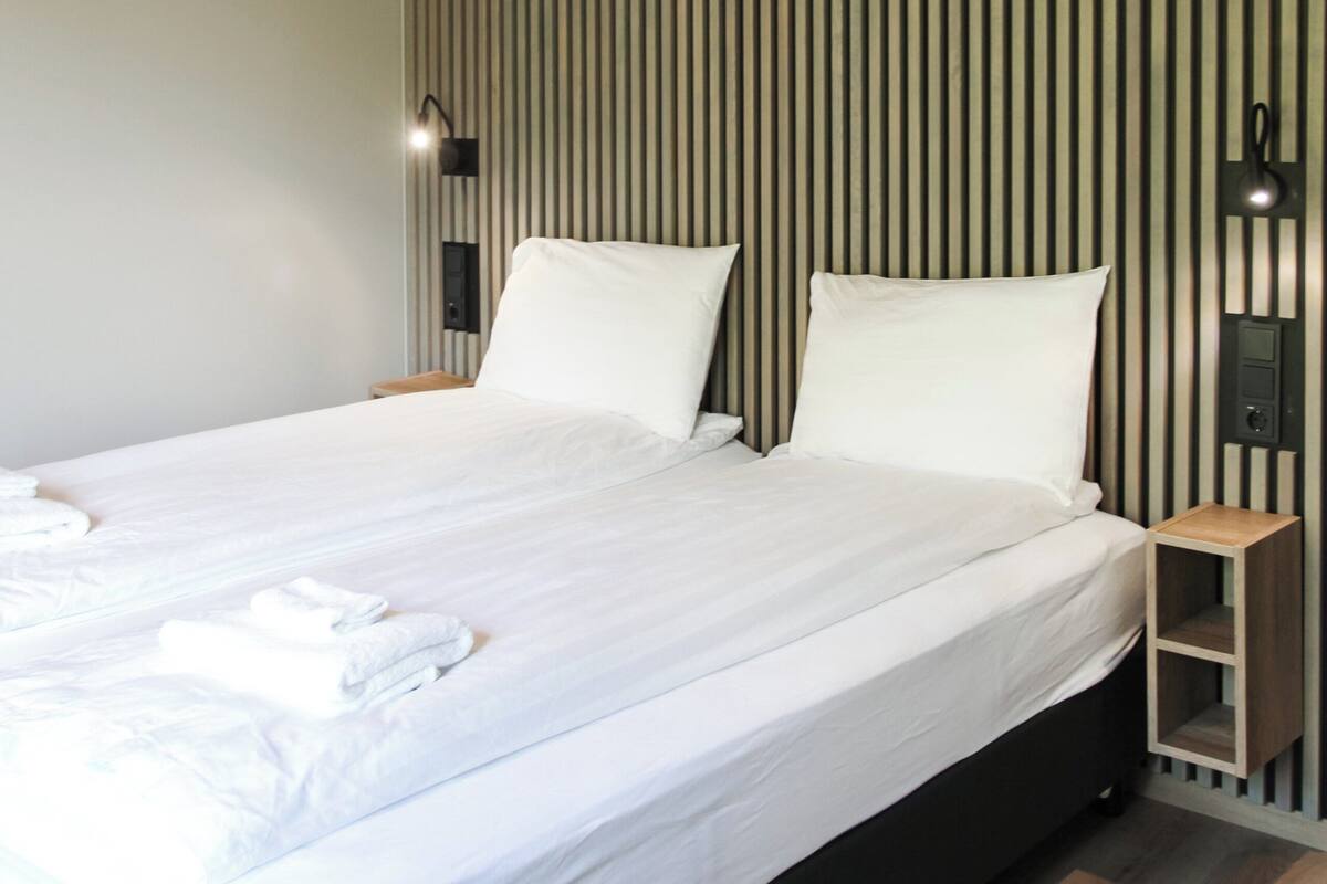 Deluxe dubbelrum eller tvåbäddsrum - privat badrum | Skrivbord, ljudisolering, gratis wi-fi och sängkläder