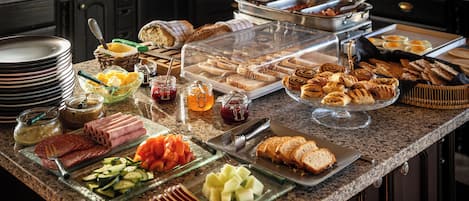 Se ofrece un desayuno bufé (20 EUR por persona)