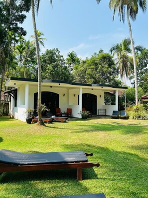 In-room safe, desk, blackout drapes, iron/ironing board - Traumvilla Bentota (Bentota)