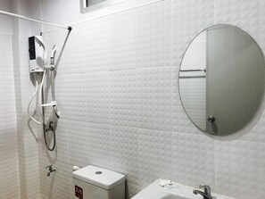 Superior Aircon Room  | Phòng tắm | Buồng tắm vòi sen, đồ dùng nhà tắm miễn phí, khăn tắm 