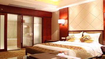 Business Suite | Minibar, desk, blackout drapes, free WiFi