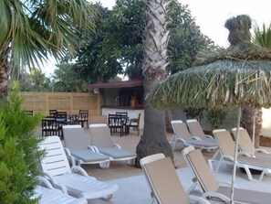 Outdoor pool, pool umbrellas, sun loungers - Makri Beach Hotel (Fethiye)