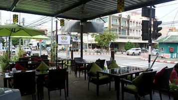 Breakfast, lunch, dinner served; Thai cuisine