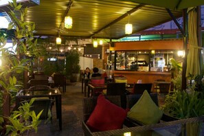 Se sirven desayunos, comidas, cenas y cocina tailandesa